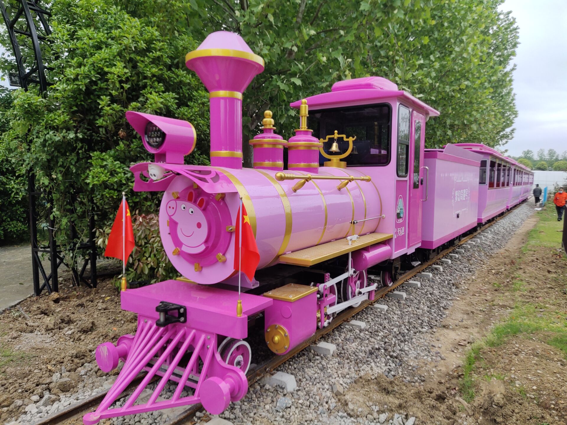 CHC-轨道  粉紫色观光小火车